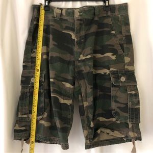 Freeworld camo cargo shorts. 34 x 23. New!